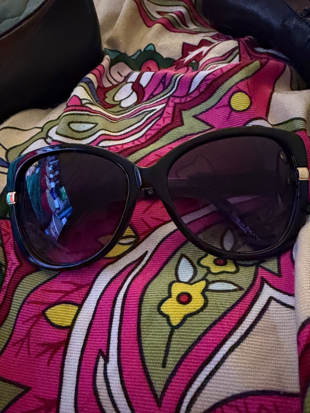 Louis Vuitton Black and Gold Designer Women's Sunglasses - Picture 2 of 7